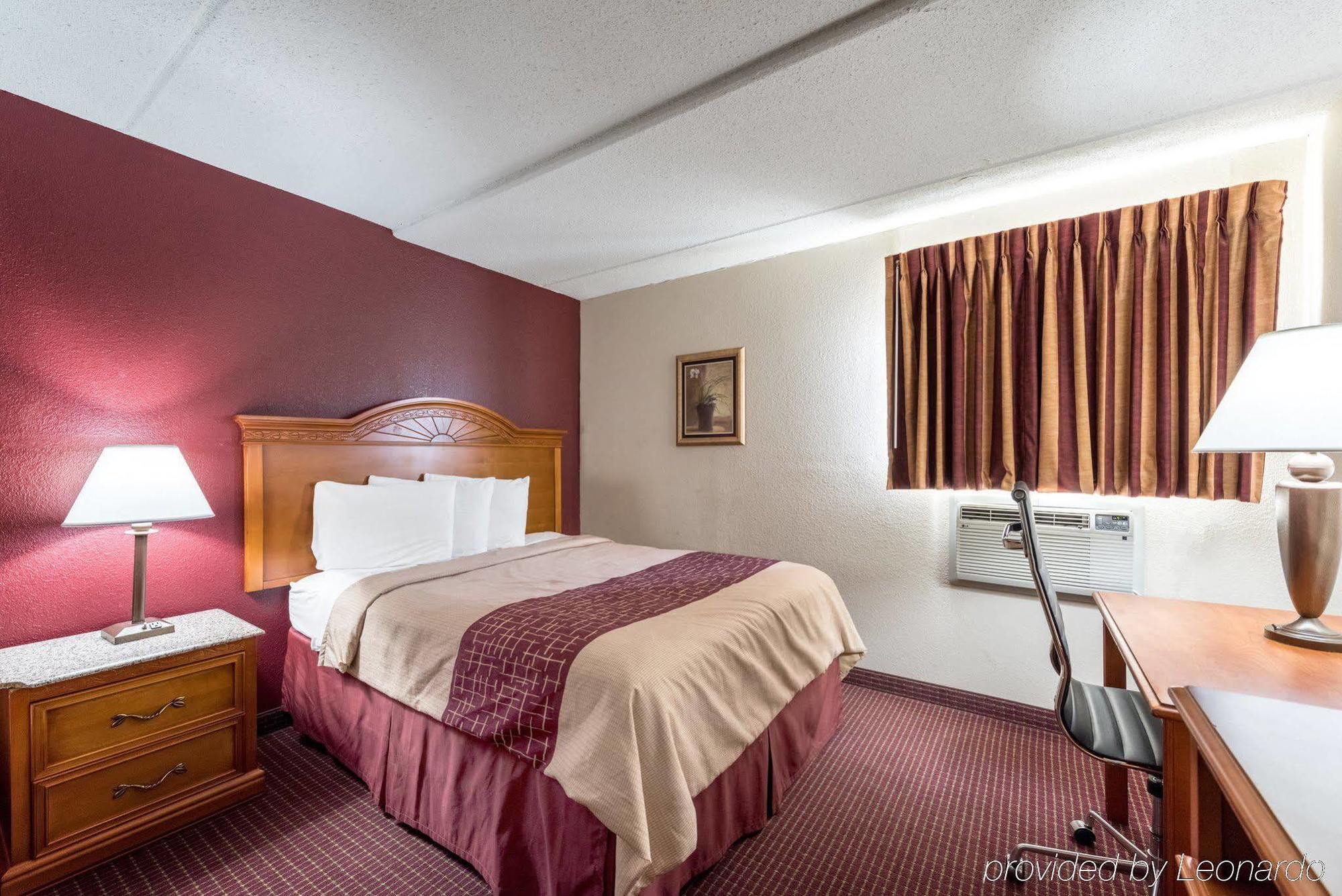 Red Roof Inn & Suites Pigeon Forge Parkway Экстерьер фото