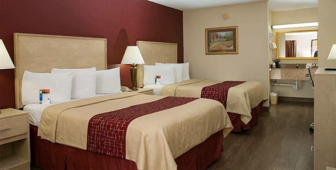 Red Roof Inn & Suites Pigeon Forge Parkway Экстерьер фото